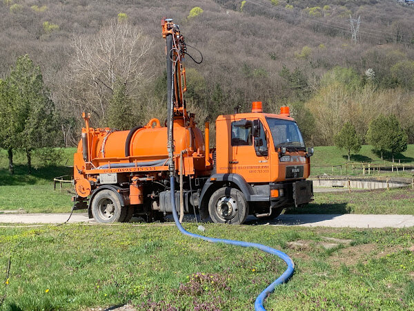 Отпушване на канали Велико Търново Отпушване на канали Велико Търново - отпушване на канали, сифони и мивки, видеодиагностика на канали, почистване на шахти, почистване и измиване на улици, плацове с водоноска за Велико Търново и региона. Източване на септични ями и ВиК ремонти.